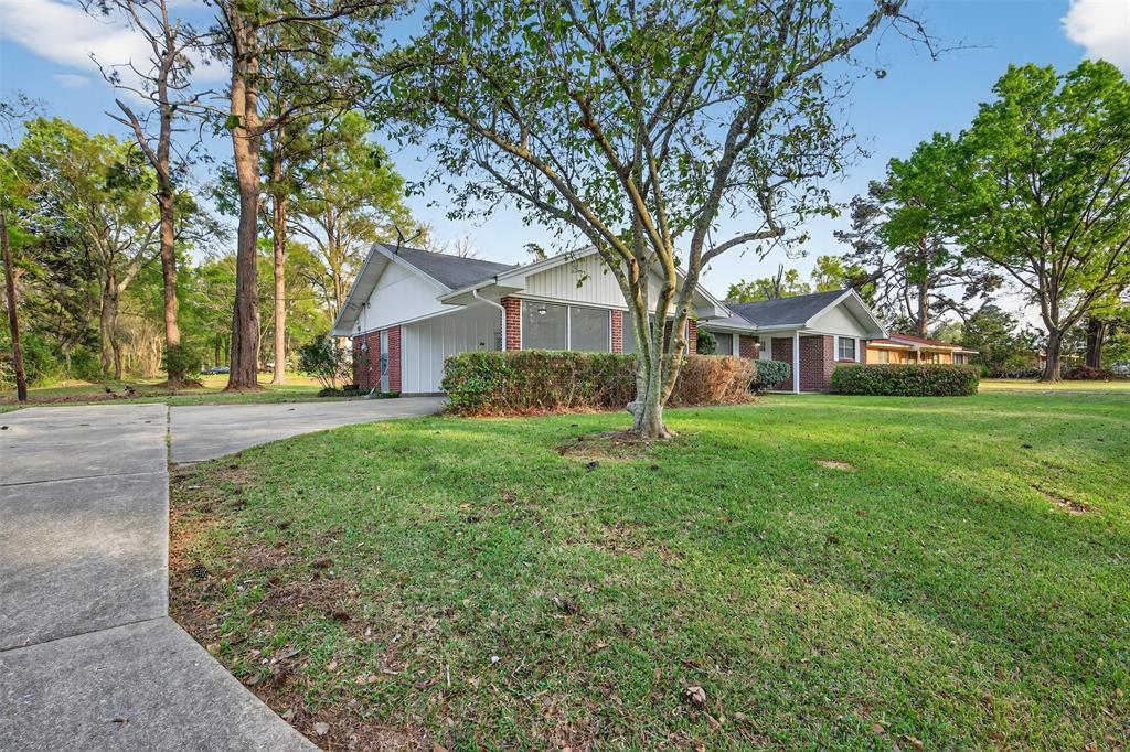 522 Lee Street Mansfield, LA 71052 - Photo 3 of 20 a front view of house with yard and green space