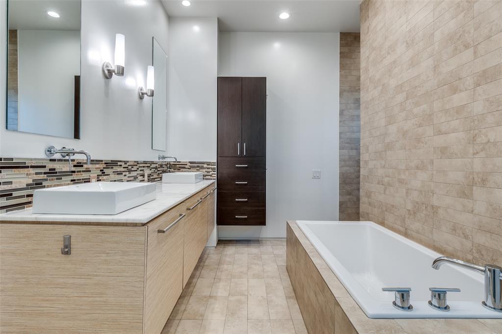 1505 North Haskell Avenue, Unit 3 Dallas, TX 75204 - Photo 21 of 28 a bathroom with a bathtub sink and mirror