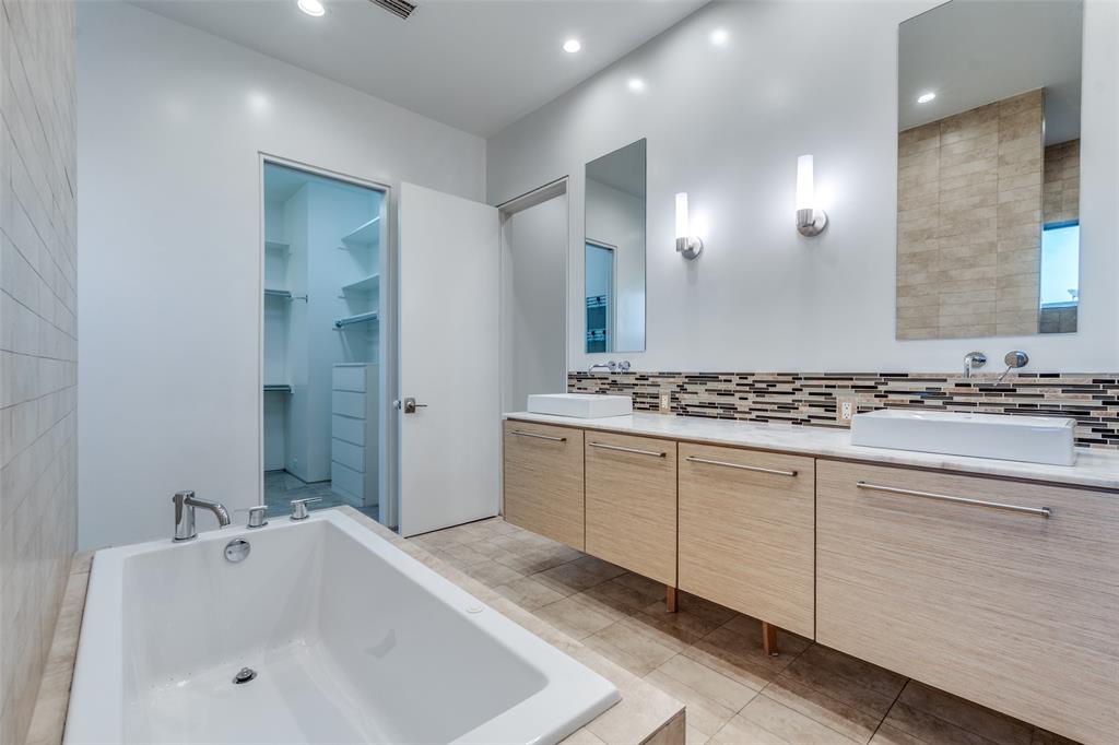 1505 North Haskell Avenue, Unit 3 Dallas, TX 75204 - Photo 22 of 28 a bathroom with a tub sink and mirror