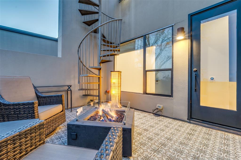 1505 North Haskell Avenue, Unit 3 Dallas, TX 75204 - Photo 25 of 28 a living room with a couch and a table