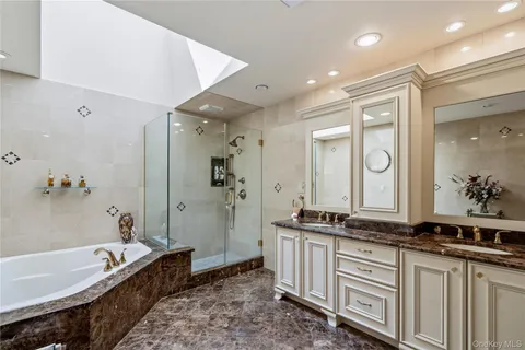 $2,498,000 | 265 Sparrow Drive, Unit 265, Manhasset, NY 11030