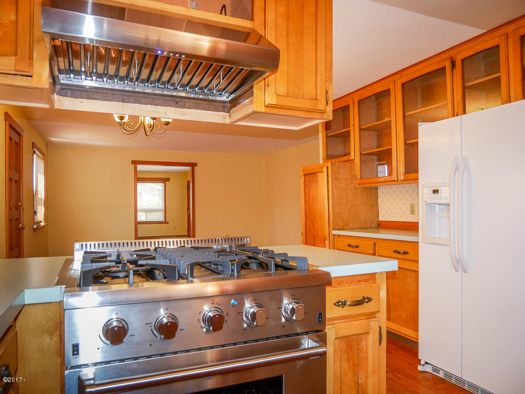 1037 Northwest Hurbert Street Newport, OR 97365 - Photo 11 of 37 Gas Stove