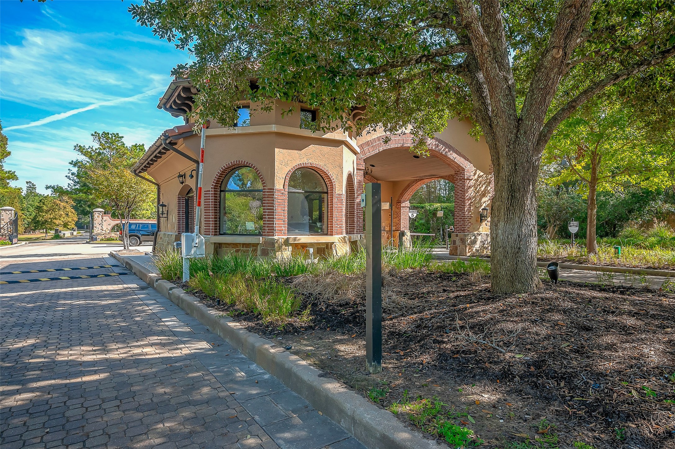 39 Pronghorn Place Spring, TX 77389 - Photo 34 of 39 a front view of a house with garden