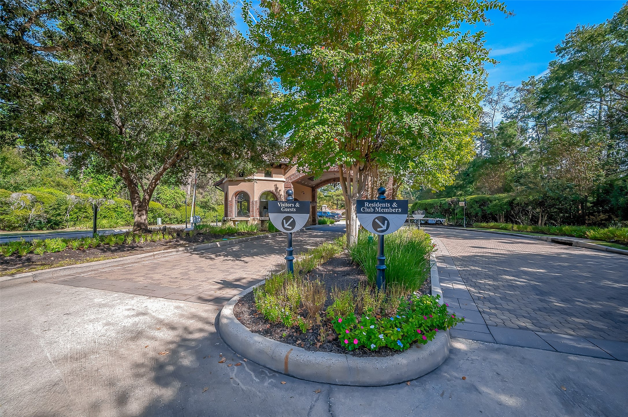 39 Pronghorn Place Spring, TX 77389 - Photo 35 of 39 a view of a garden with a fountain