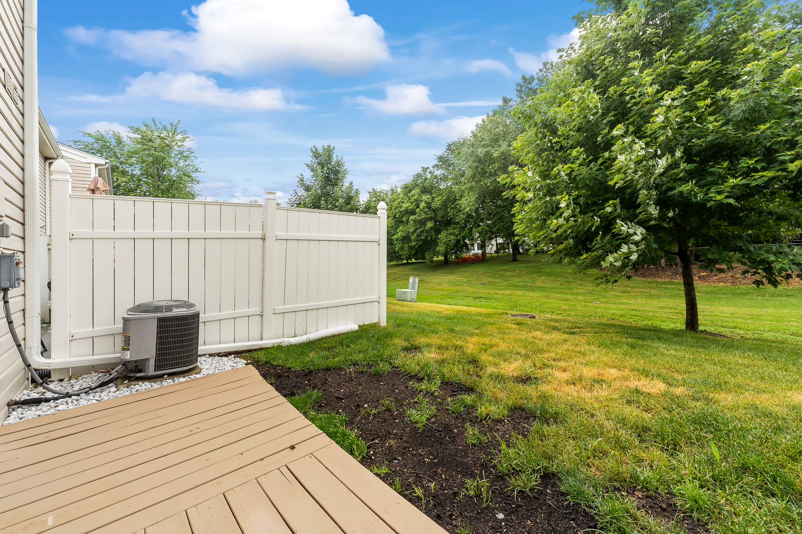 362 Rodenburg Road Roselle, IL 60172 - Photo 17 of 19 a view of a backyard with kitchen