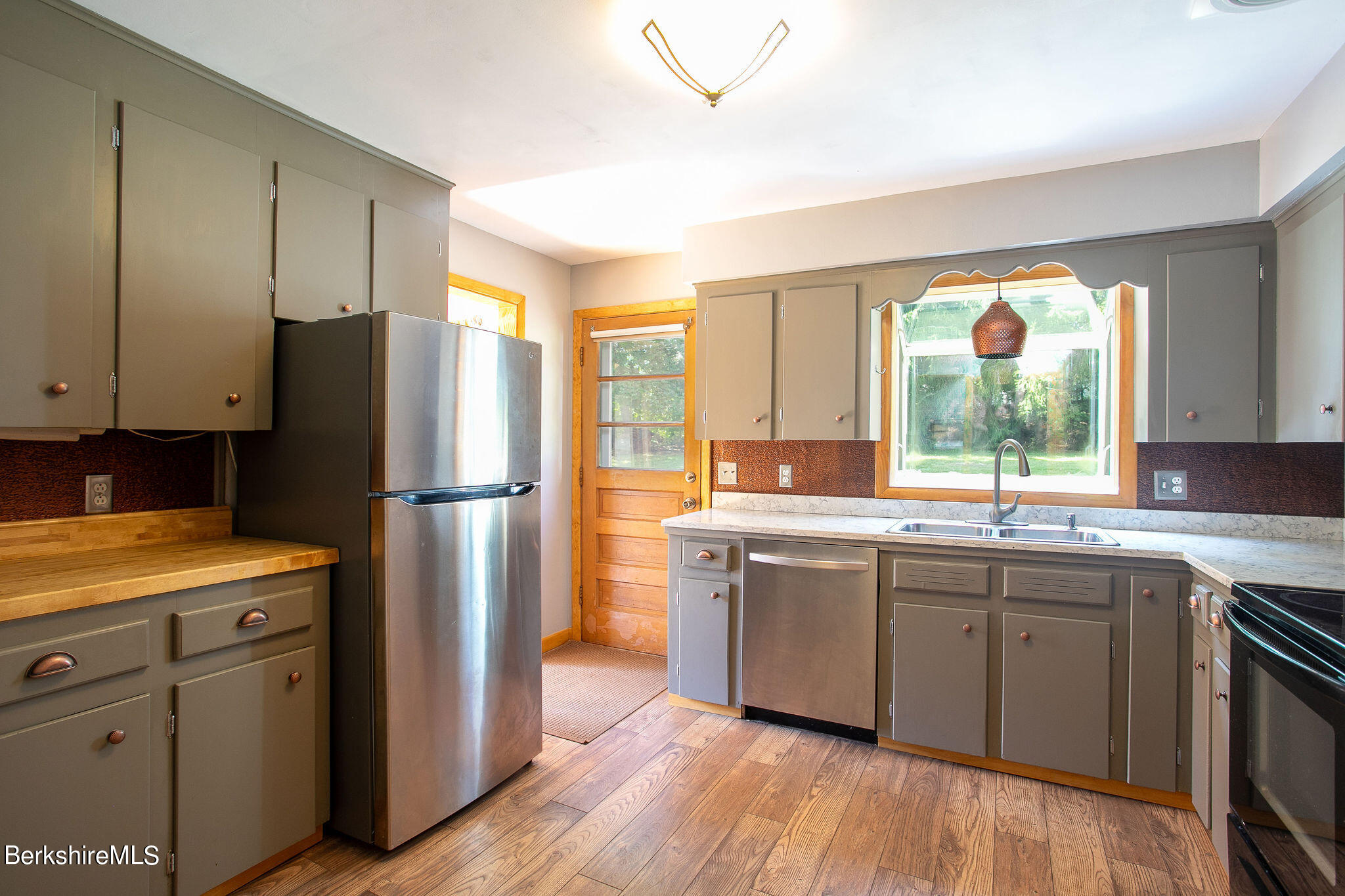 69 Valentine Road Pittsfield, MA 01201 - Photo 8 of 26 0018