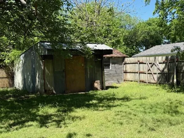 $1,975 | 411 East Avenue G, Midlothian, TX 76065
