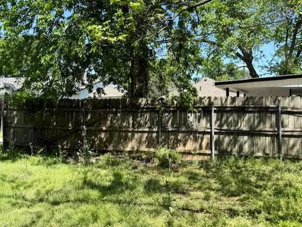 $1,975 | 411 East Avenue G, Midlothian, TX 76065