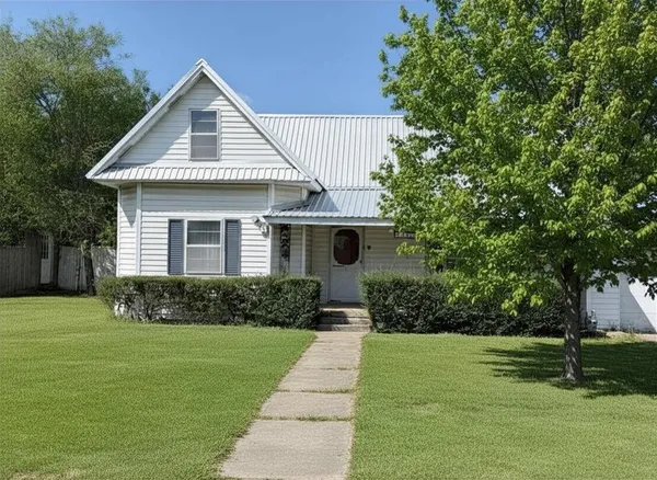 $1,975 | 411 East Avenue G, Midlothian, TX 76065