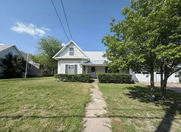 $1,975 | 411 East Avenue G, Midlothian, TX 76065