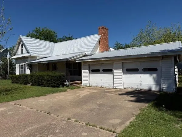 $1,975 | 411 East Avenue G, Midlothian, TX 76065