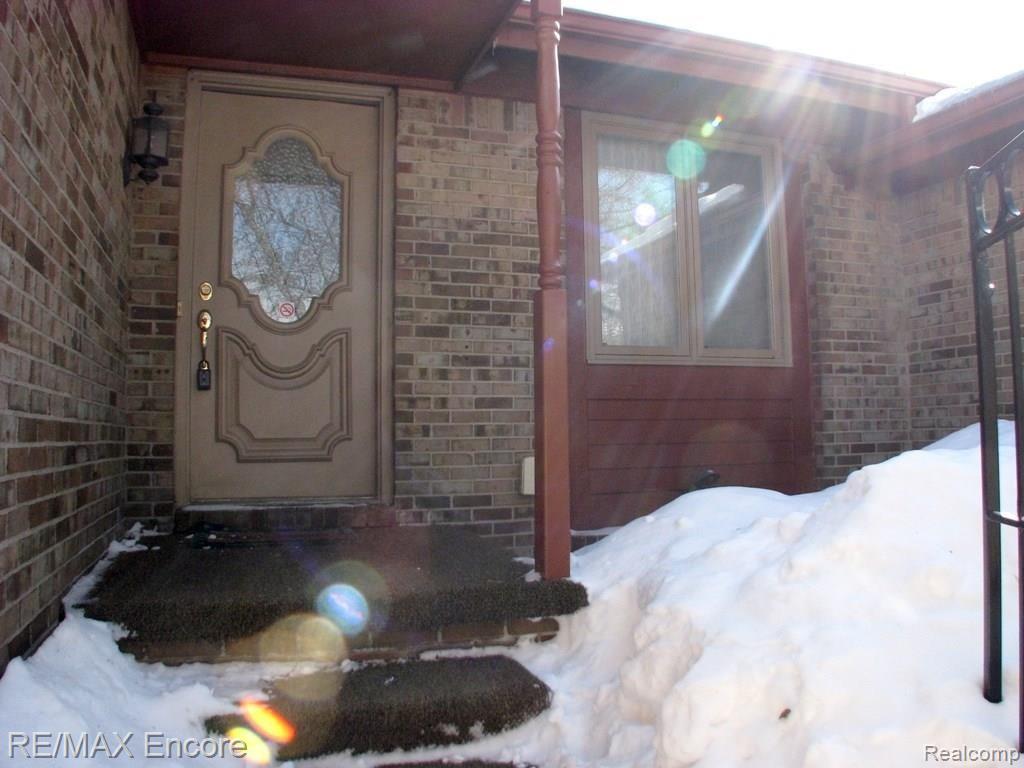 912 GreenView Court Rochester, MI 48307 - Photo 2 of 32 Cozy Court Yard