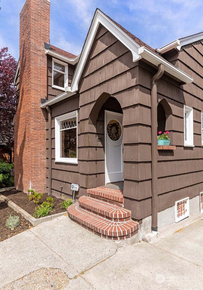 318 Halladay Street Seattle, WA 98109 - Photo 2 of 31