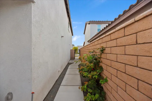 a view of a pathway with a pathway