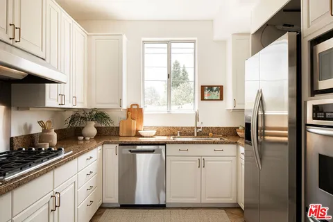 $995,000 | 4434 Moorpark Way, Unit 104, Toluca Lake, CA 91602