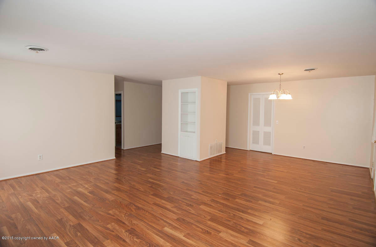 5310 Alvarado Road Amarillo, TX 79106 - Photo 6 of 29 LIVING VIEW 3