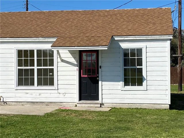 $825 | 118 West Young Avenue, Aransas Pass, TX 78336