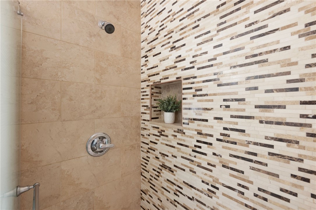 231 Maple Avenue, Unit 204 Newport, RI 02840 - Photo 14 of 40 Custom tile work with alcove and bench seat.