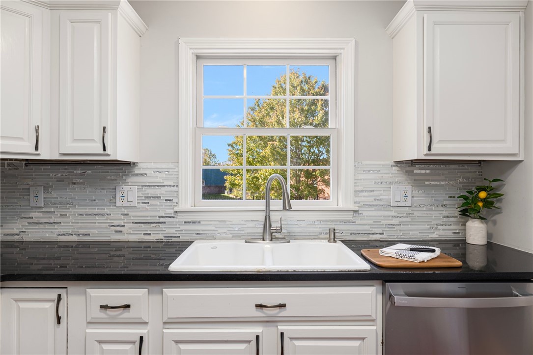 231 Maple Avenue, Unit 204 Newport, RI 02840 - Photo 2 of 40 Coastal tile backsplash.