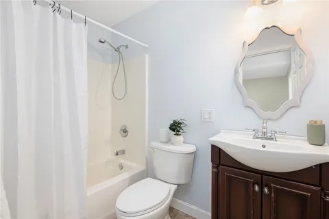 $375,000 | 231 Maple Avenue, Unit 204, Newport, RI 02840