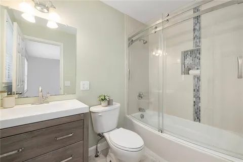 $375,000 | 231 Maple Avenue, Unit 204, Newport, RI 02840