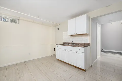 $375,000 | 231 Maple Avenue, Unit 204, Newport, RI 02840