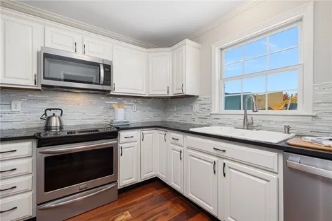 $375,000 | 231 Maple Avenue, Unit 204, Newport, RI 02840