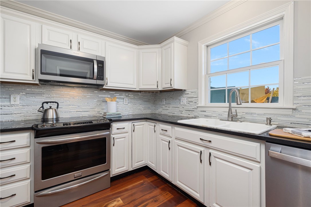 231 Maple Avenue, Unit 204 Newport, RI 02840 - Photo 3 of 40 Stainless steel appliainces.