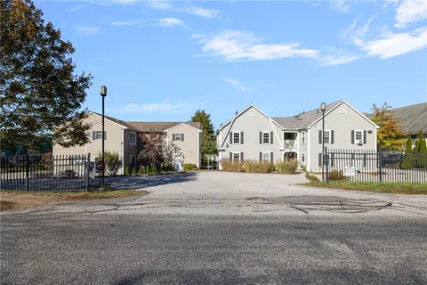 $375,000 | 231 Maple Avenue, Unit 204, Newport, RI 02840