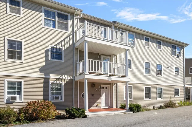 $375,000 | 231 Maple Avenue, Unit 204, Newport, RI 02840
