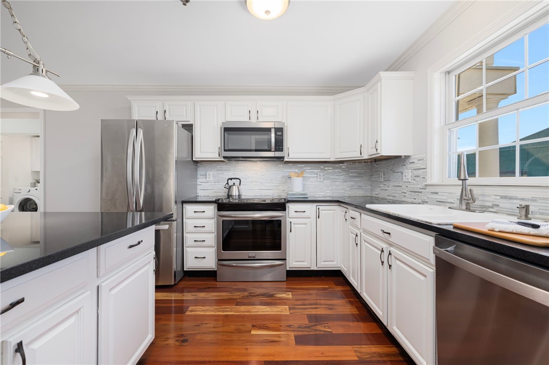 231 Maple Avenue, Unit 204 Newport, RI 02840 - Photo 4 of 40 Granite countertops.