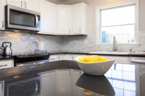 $375,000 | 231 Maple Avenue, Unit 204, Newport, RI 02840