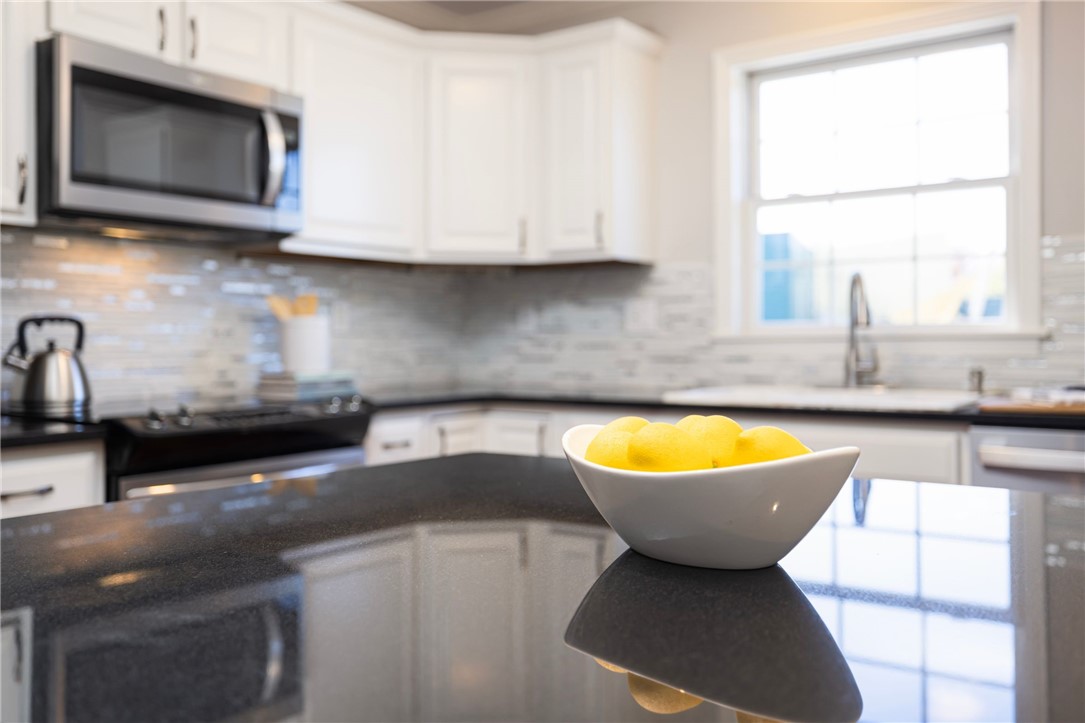 231 Maple Avenue, Unit 204 Newport, RI 02840 - Photo 5 of 40 Peninsula with bench seating.