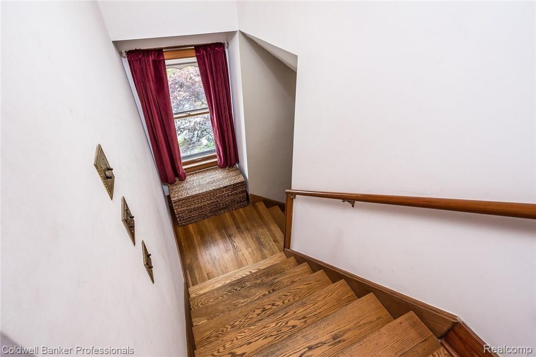 21591 Garfield Road Northville, MI 48167 - Photo 48 of 90 STAIRCASE LEADING TO THE SECOND FLOOR