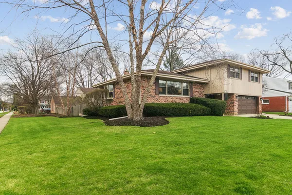 $675,000 | 111 North Wilshire Lane, Arlington Heights, IL 60004