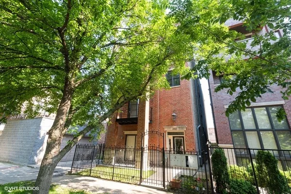 $1,900 | 2113 West Gladys Avenue, Unit 3N, Chicago, IL 60612
