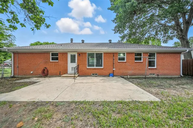 a view of a backyard of the house