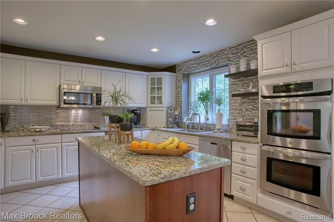 30755 Country Ridge Circle Farmington, MI 48331 - Photo 10 of 42 Kitchen_1.jpg