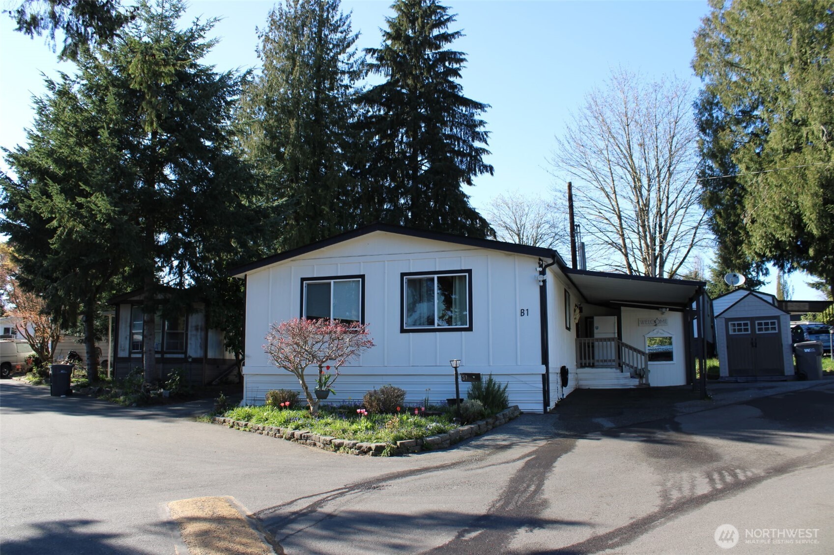 415 Lakeview Road, Unit B1 Lynnwood, WA 98087 - Photo 2 of 31