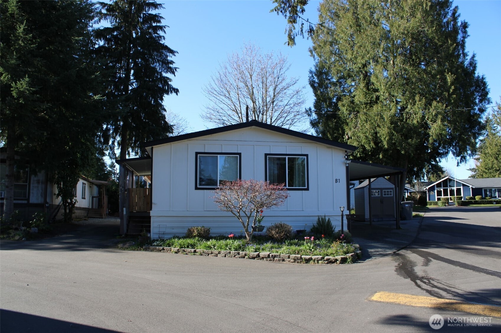 415 Lakeview Road, Unit B1 Lynnwood, WA 98087 - Photo 3 of 31