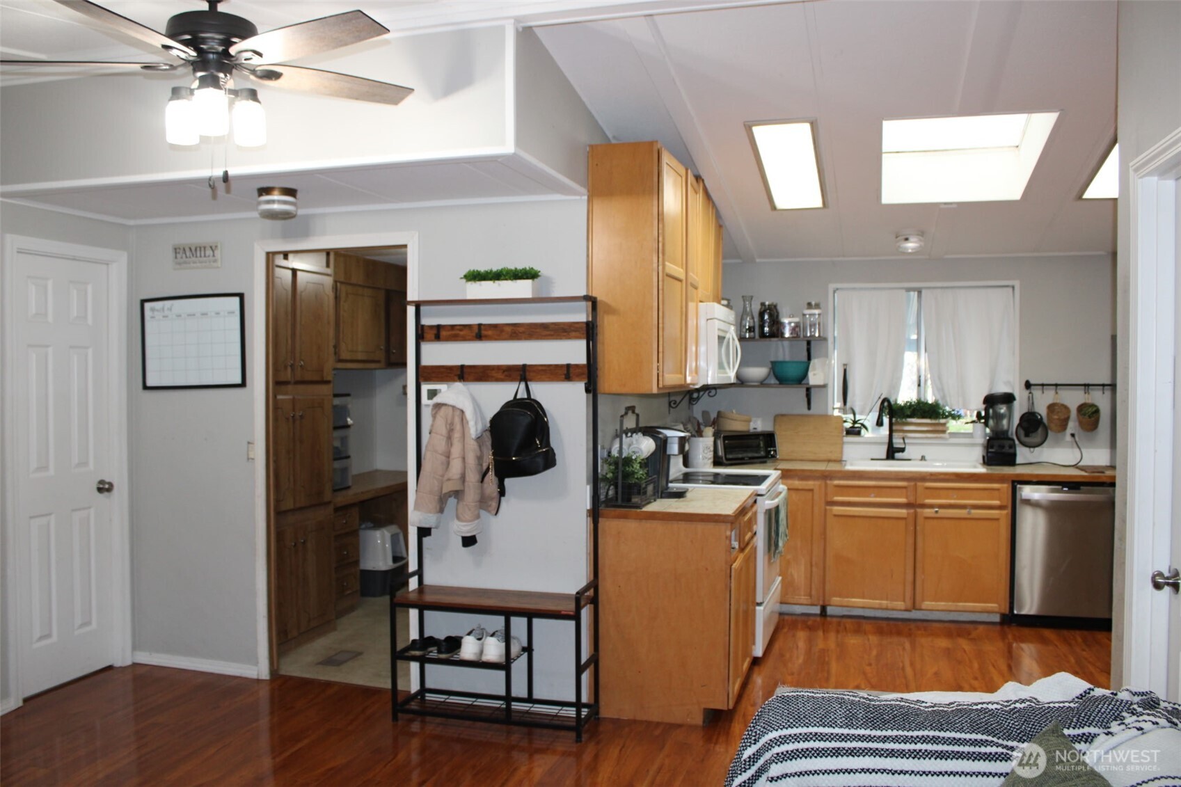 415 Lakeview Road, Unit B1 Lynnwood, WA 98087 - Photo 7 of 31