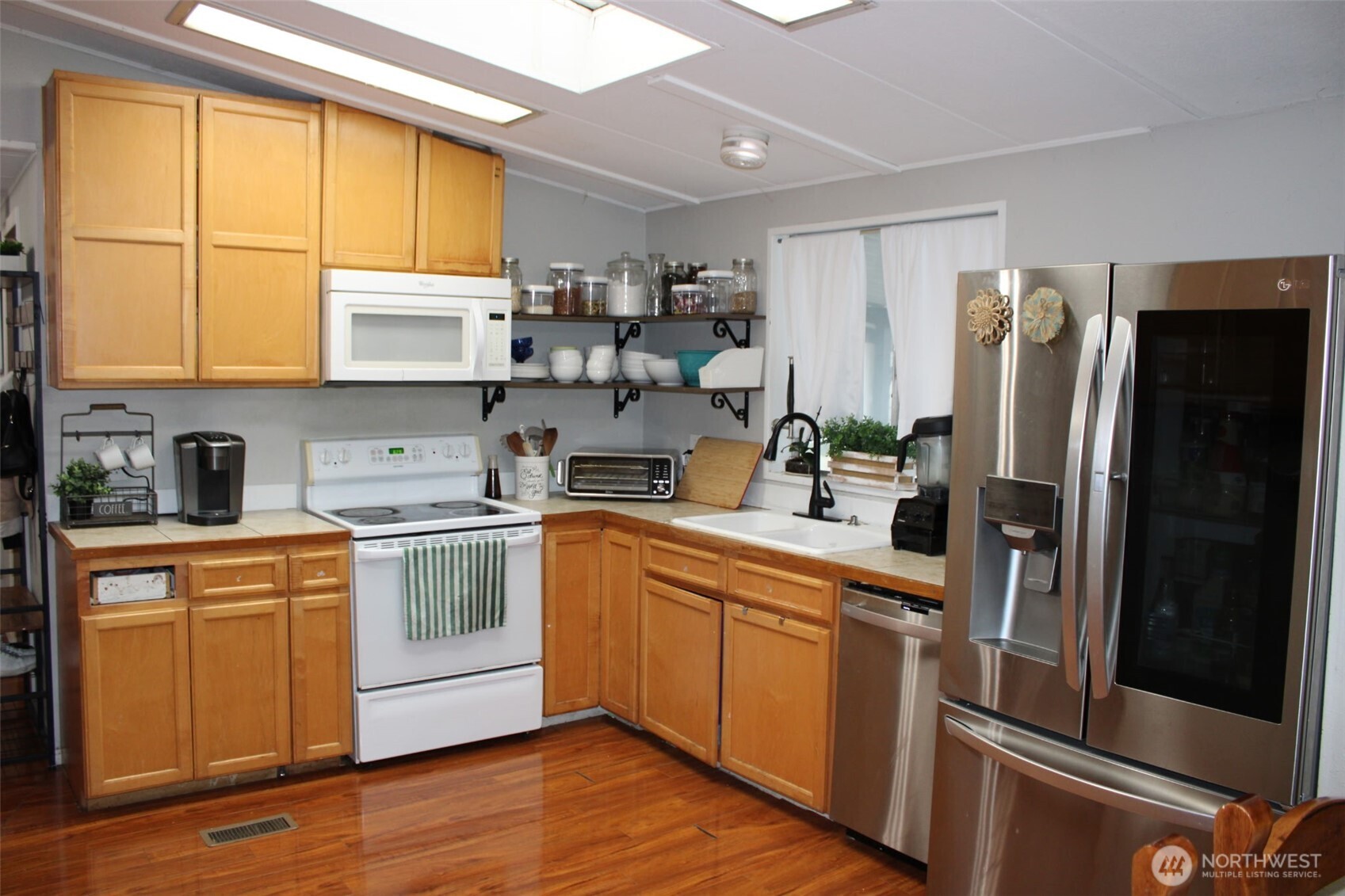 415 Lakeview Road, Unit B1 Lynnwood, WA 98087 - Photo 8 of 31