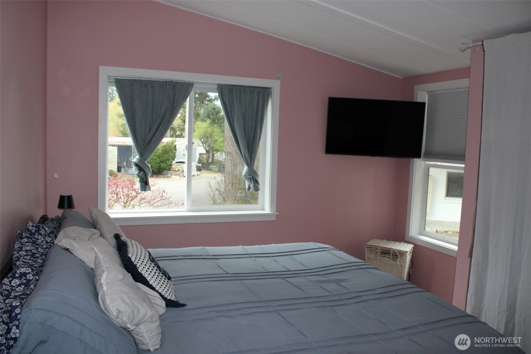 415 Lakeview Road, Unit B1 Lynnwood, WA 98087 - Photo 10 of 31