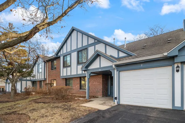 $2,150 | 901 Yosemite Trail, Unit A5, Roselle, IL 60172