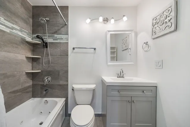 $2,150 | 901 Yosemite Trail, Unit A5, Roselle, IL 60172