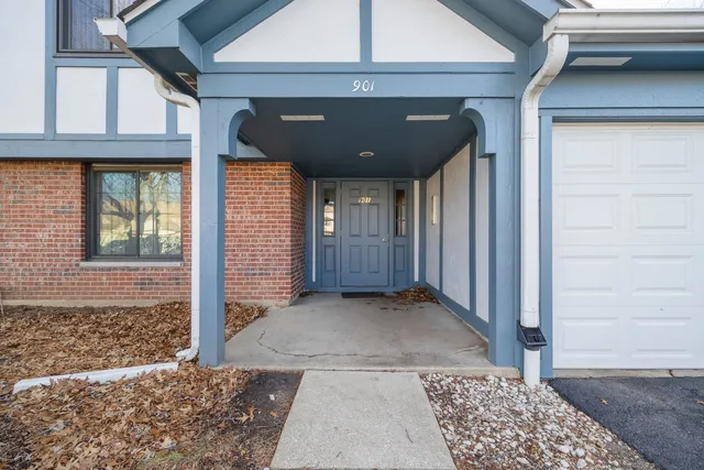 $2,150 | 901 Yosemite Trail, Unit A5, Roselle, IL 60172