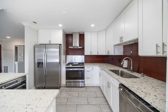 $2,150 | 901 Yosemite Trail, Unit A5, Roselle, IL 60172