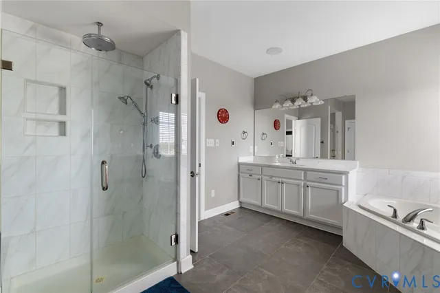 a view of a livingroom with furniture and a ceiling fan