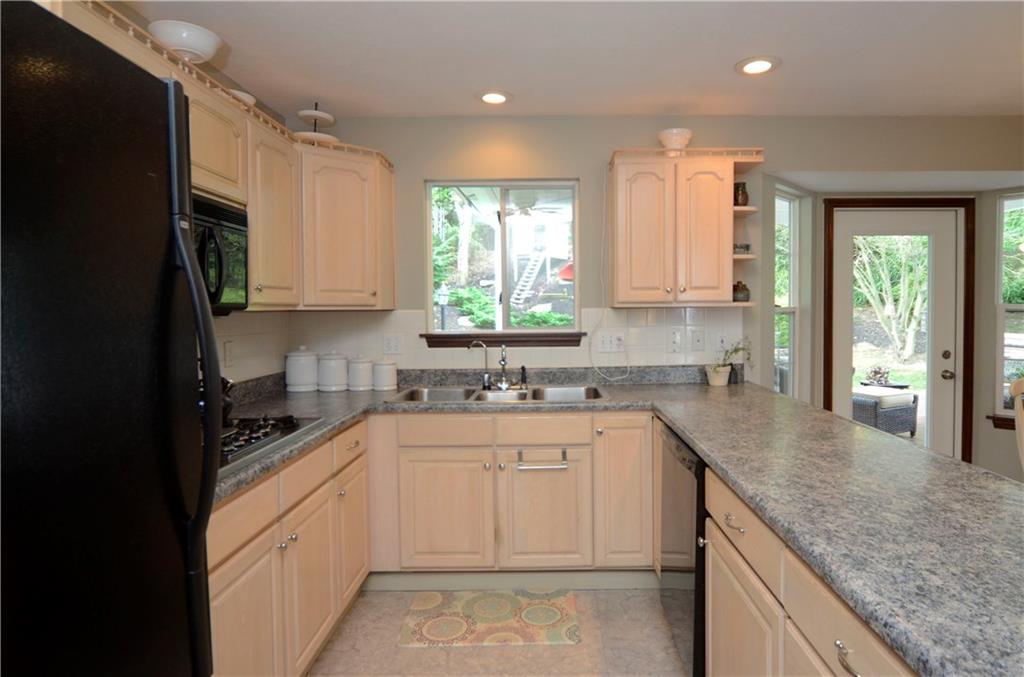 203 Randy Lane Coraopolis, PA 15108 - Photo 5 of 21 Gallery Image 5
