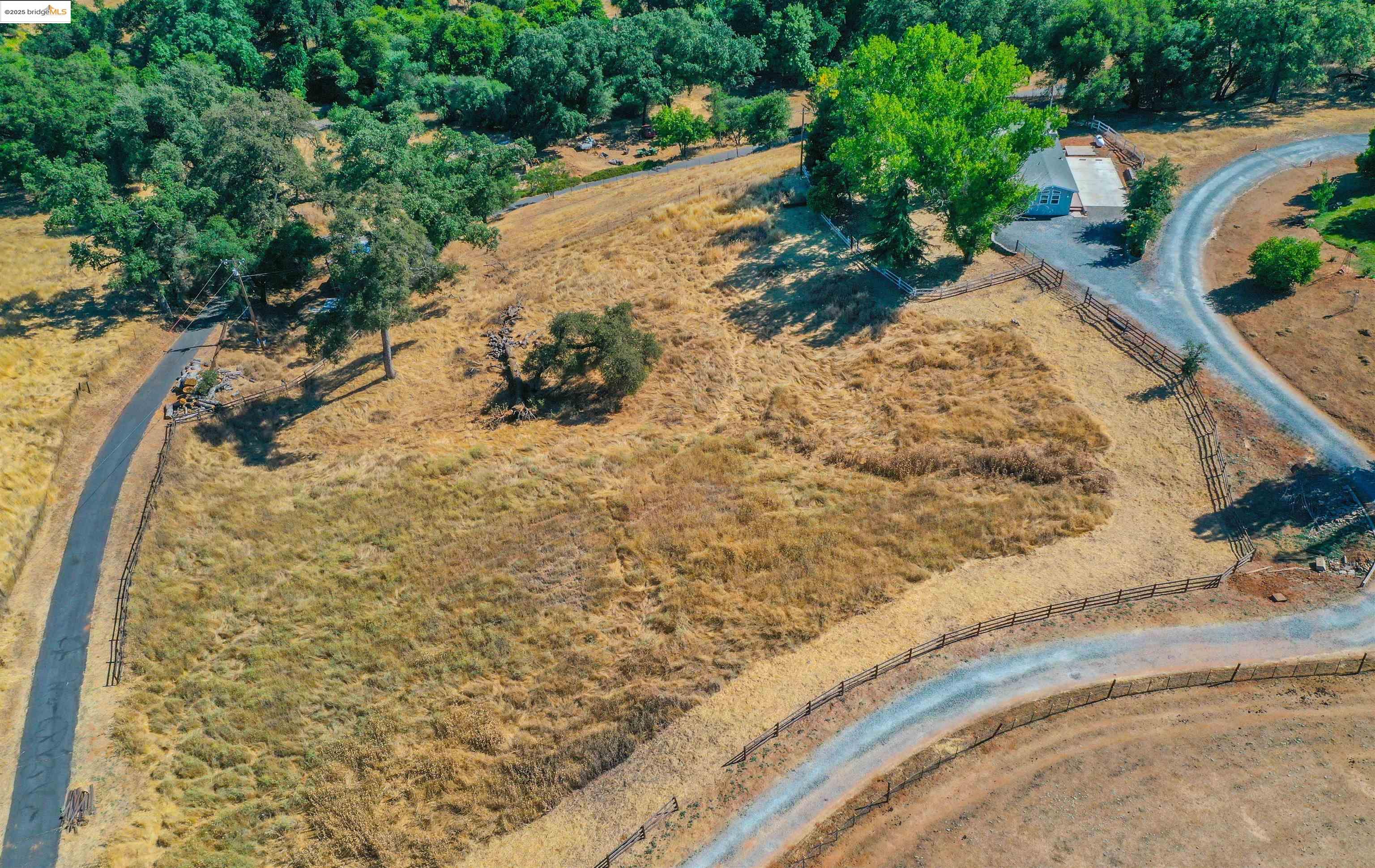 17390 Campbells Flat Road Sonora, CA 95370 - Photo 37 of 37 a view of a garden with wooden fence